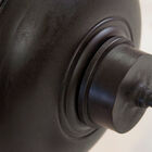 Dettaglio che evidenzia l'effetto retrò del metallo quasi nero marrone.