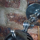 Due viti ad alette che ruotano la testa.