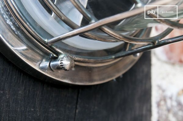 L'accesso allo zoccolo è protetto da tre viti rimovibili.