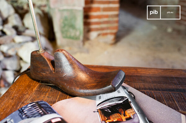 La parte metallica della lampada sgorga dal tacco della scarpa.