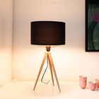 Bellissima ed elegante lampada nera e in legno.