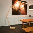 Lampada da terra di grandi dimensioni con fascino scandinavo.