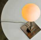 La lampada è così raffinata che sembra che la lampadina stia galleggiando nell'aria.