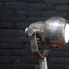 Testa regolabile per una lampada originale con meccanismi a vista.