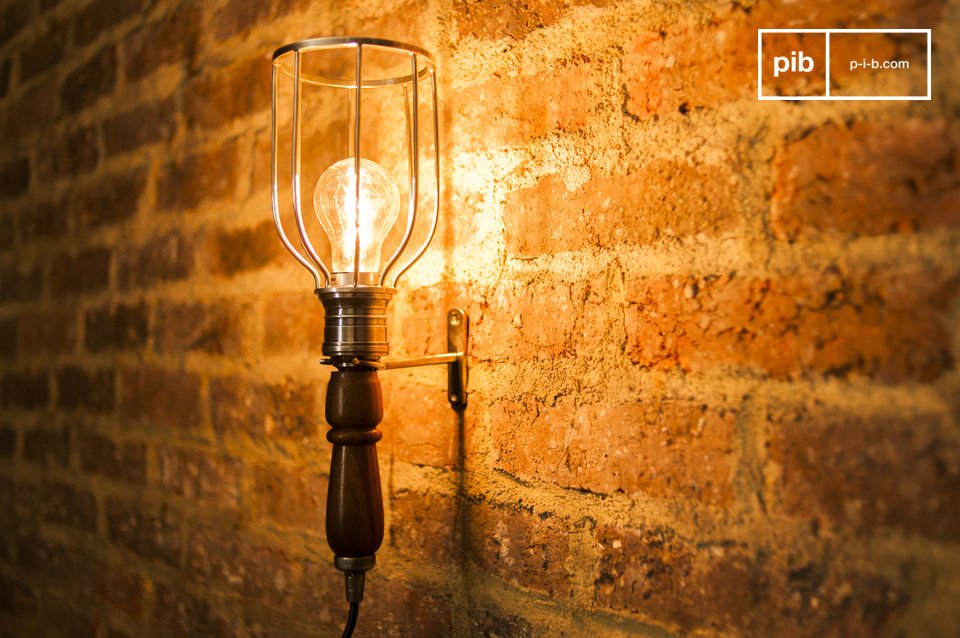 Lampada d'epoca in legno verniciato e ottone argentato.
