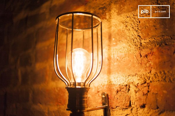 La lampada portabile può essere utilizzata in qualsiasi posizione.