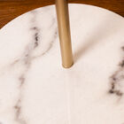 Base perfettamente stabile, arrotondata in marmo bianco con nervature nere.