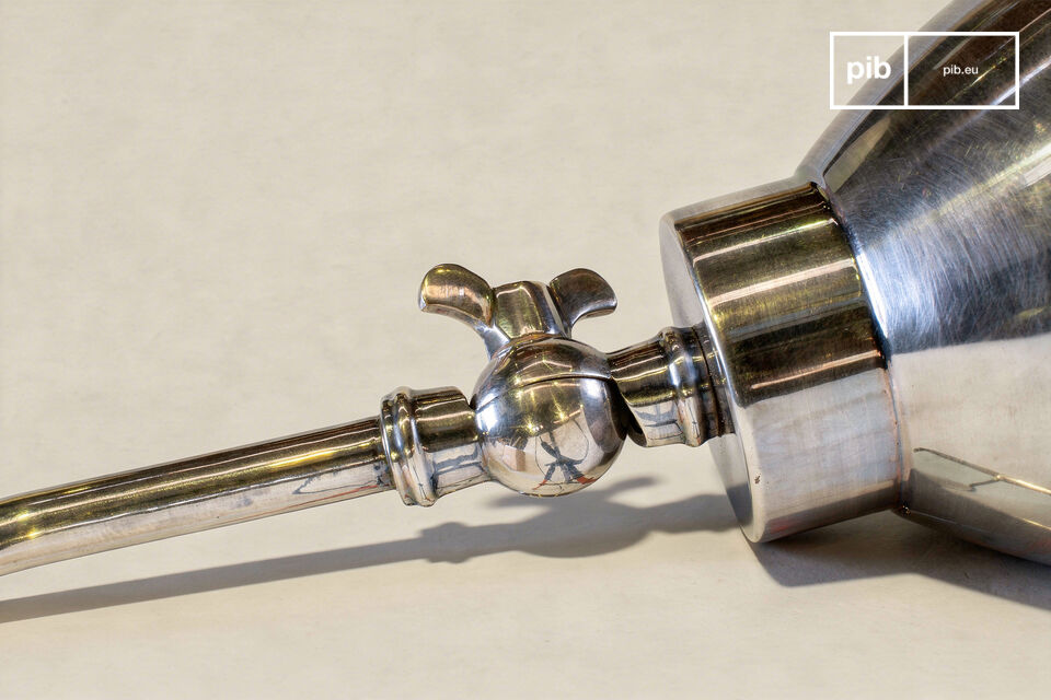 Questa lampada da scrivania è articolata attorno a una struttura in ottone nichelato con finitura