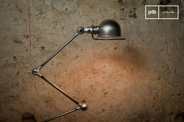 Le mécanisme sans fil aux articulations offre une grande liberté de positionnement dans l'espace.