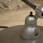 Le socle en fonte de 33 cm de diamètre assure une assise stable malgré l'envergure du lampadaire.