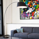 Lampadaire doté d'une forme asymétrique qui sort de l'ordinaire.