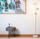 Un lampadaire en métal doré et en marbre rétro à l'allure distinguée.