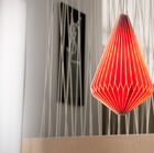 Il suo design su base di cartone ispira leggerezza.