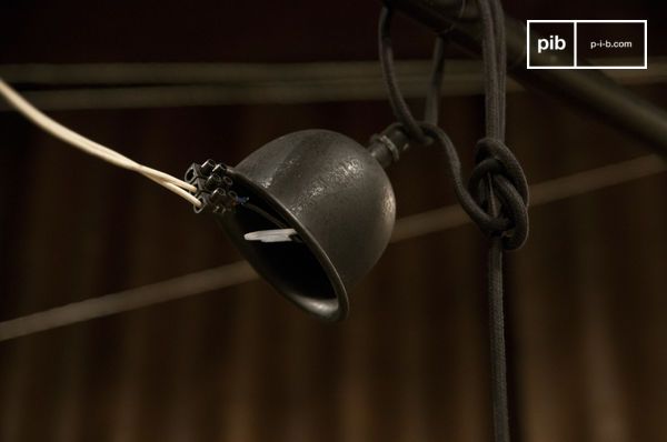 Il cappello è un bel nero opaco con finitura patinata.