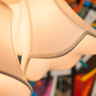 Durante il giorno, i paralumi bianchi sono luminosi e riflettono la luce naturale