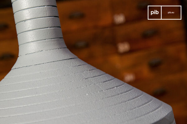 Lampada ricoperta da una bella vernice grigio opaco.