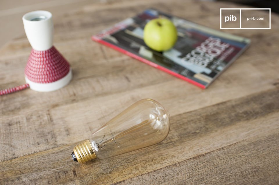 Lampadina a struttura tradizionale con filamenti a vista.