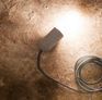La lámpara colgante de cemento NUD puede colgarse del techo o envolverla alrededor de un objeto