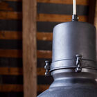 Detalle del enchufe y del cable de alimentación revestido de una trenza metálica.