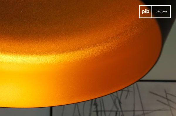 Sublime interior de la suspensión de un naranja metálico con efecto dorado.