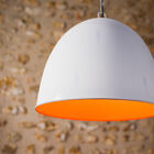 Bonito contraste con el interior naranja.