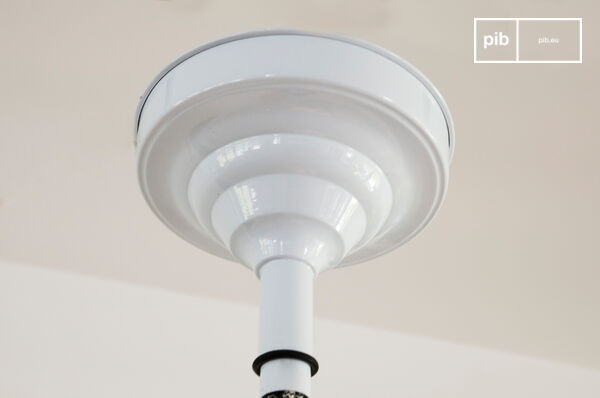 Un caché metálico blanco muy bonito.