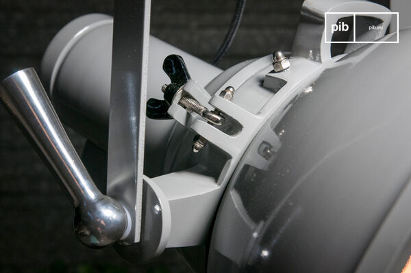 El proyector de metal tiene un bonito color gris.