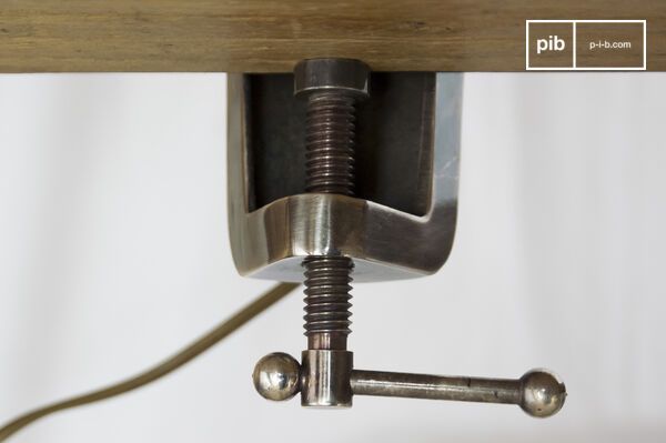 Una lámpara brillante que se puede fijar en planos espesos hasta 53 milÃmetros.