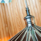 Parte cincelada finamente y cable metálico envuelto en una trenza.