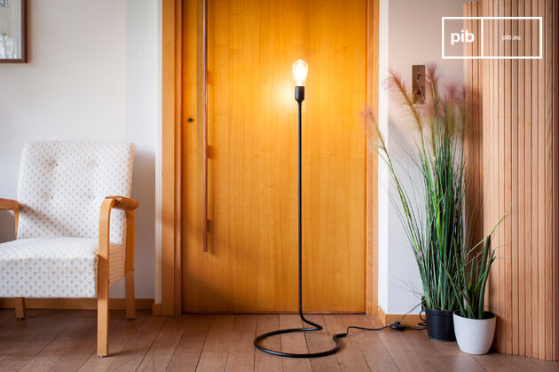 Lámpara de pie de diseño delgada de metal negro Eugenia