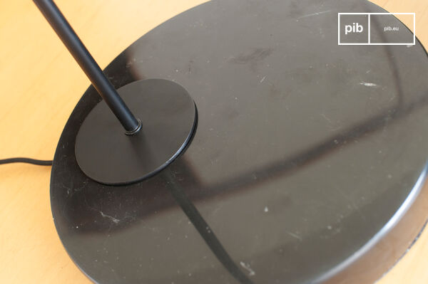 Base de lámpara de mármol negro con veteado blanco.