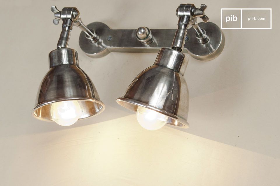 Luz ideal sobre una superficie de trabajo, de fácil orientación.