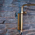 El soporte tiene un sublime color dorado.