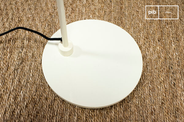 En el borde de un sofá en un salón