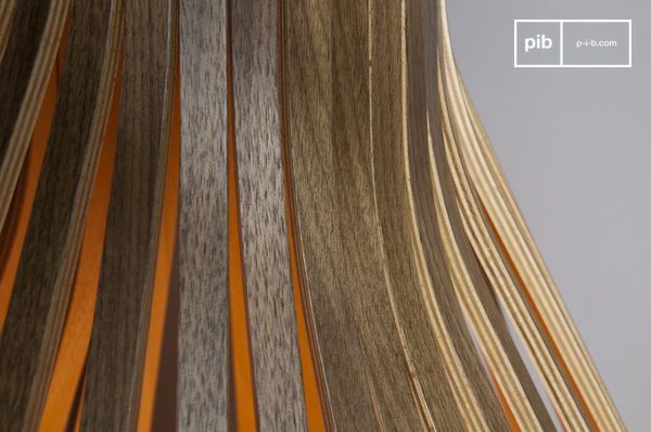 La composición consta de 32 lamas de madera con un acabado de nogal.