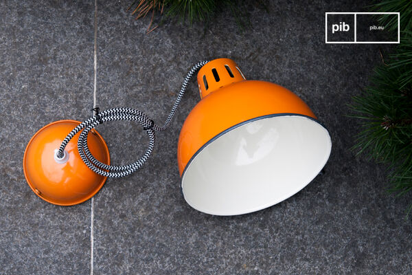 El acabado bonito de color naranja en el SNÖL suspensión hará que brille su techo y traerá un