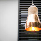 El interior está recubierto de cobre para una cálida difusión de la luz.
