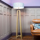 Lámpara bonita con una pantalla ligeramente azulada.