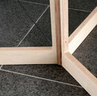 La lámpara estándar Bárbara se compone de una estructura de madera clara y una pantalla gris