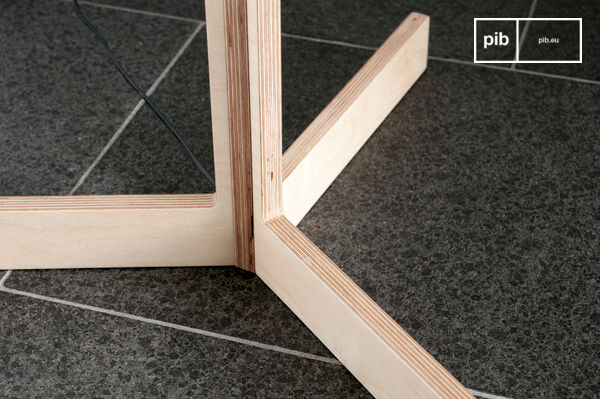 La lámpara estándar Bárbara se compone de una estructura de madera clara y una pantalla gris