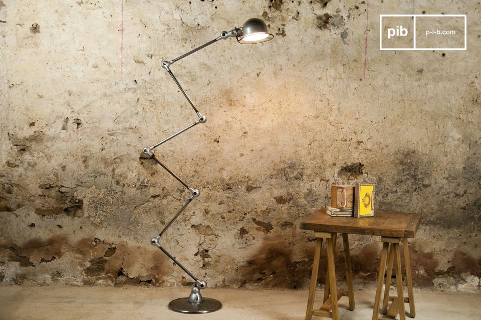 Añada carácter a su espacio con esta icónica luminaria de estilo industrial.