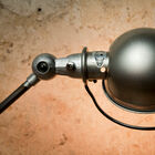 Sus ligeros rastros de oxidación son visibles a través de un espeso barniz translúcido.