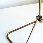 Estructura sofisticada y cable textil rojo trenzado.