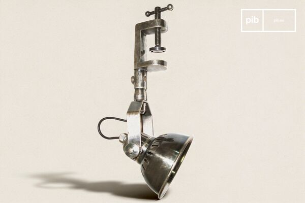Une pièce en laiton ciselée mobile pour éclairer où vous le souhaitez