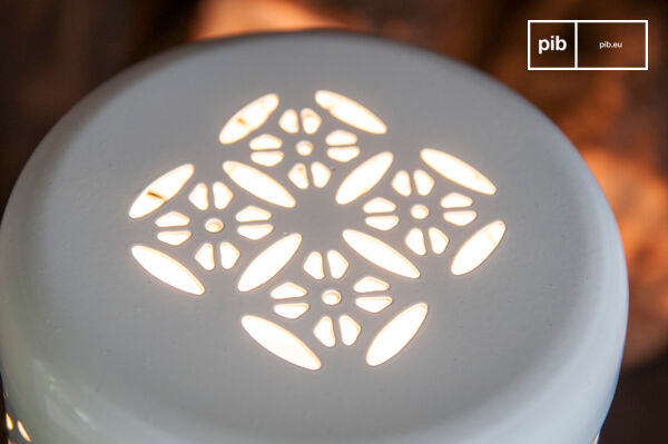 Jolis motifs, rappelant des flocons de neige découpés dans du papier.