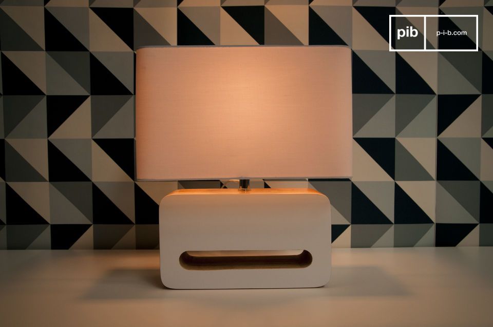 L'abat-jour diffuse délicatement la lumière pour une belle lampe de table.