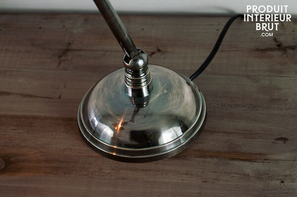 Une lampe orientable au design très vintage