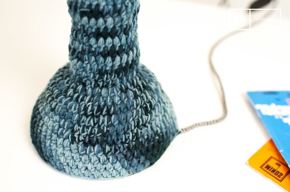Jusqu'au piétement la lampe est délicatement rétro.