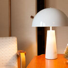 Hervorragende weiße Lampe mit einem raffinierten Design, inspiriert von den 70er Jahren.