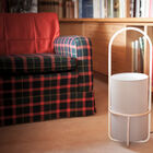 La lampe blanche a un look délicat.